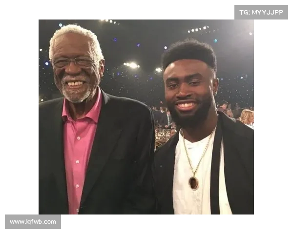 从拉塞尔到布朗：指环王妻子与新科拉塞尔杯冠军合影传递幸福瞬间